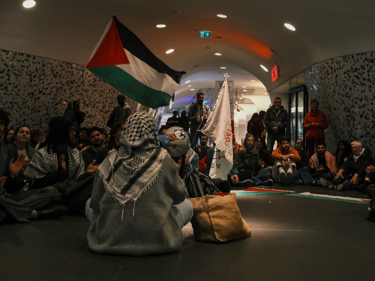 Sit-in at Delft Central Station by Delft Student&nbsp;Intifada